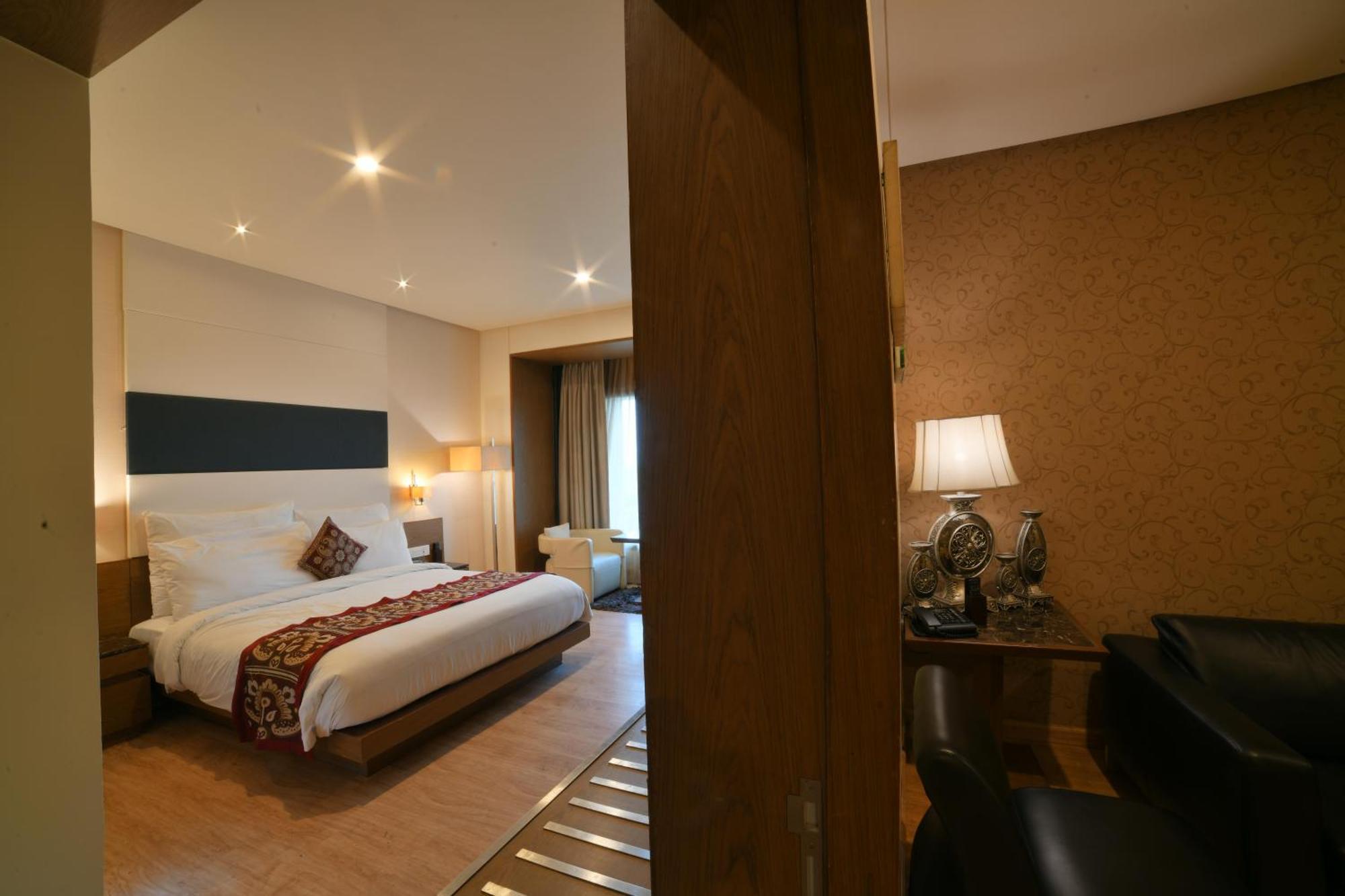 Narayani Heights, Ahmedabad Hotel Екстериор снимка