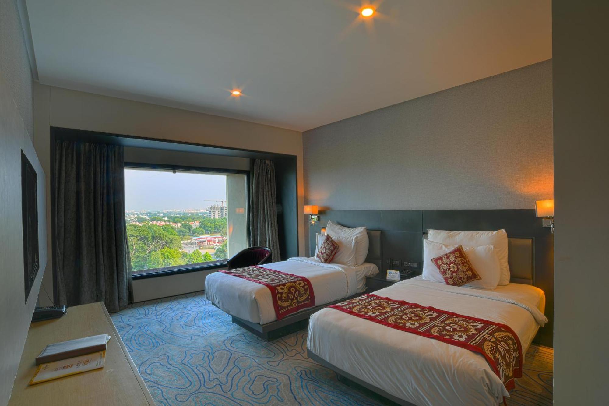 Narayani Heights, Ahmedabad Hotel Екстериор снимка