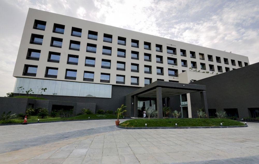 Narayani Heights, Ahmedabad Hotel Екстериор снимка