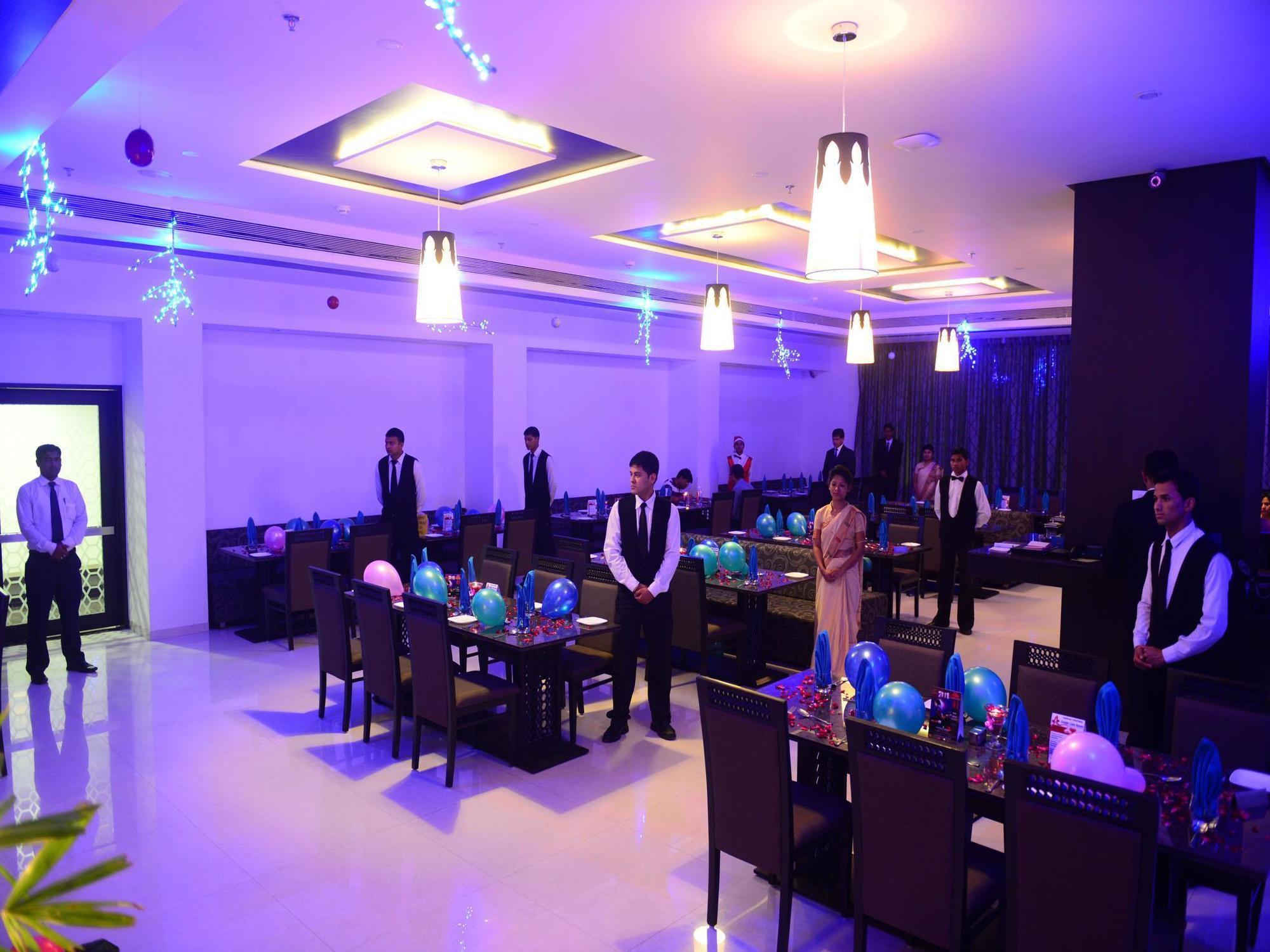 Narayani Heights, Ahmedabad Hotel Екстериор снимка