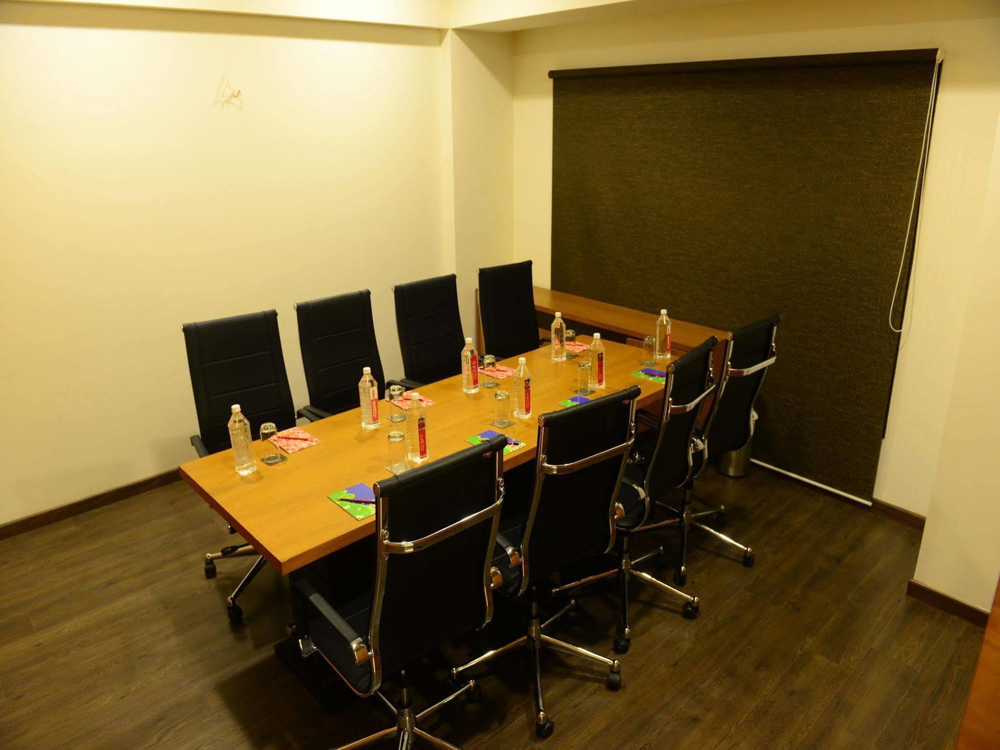 Narayani Heights, Ahmedabad Hotel Екстериор снимка