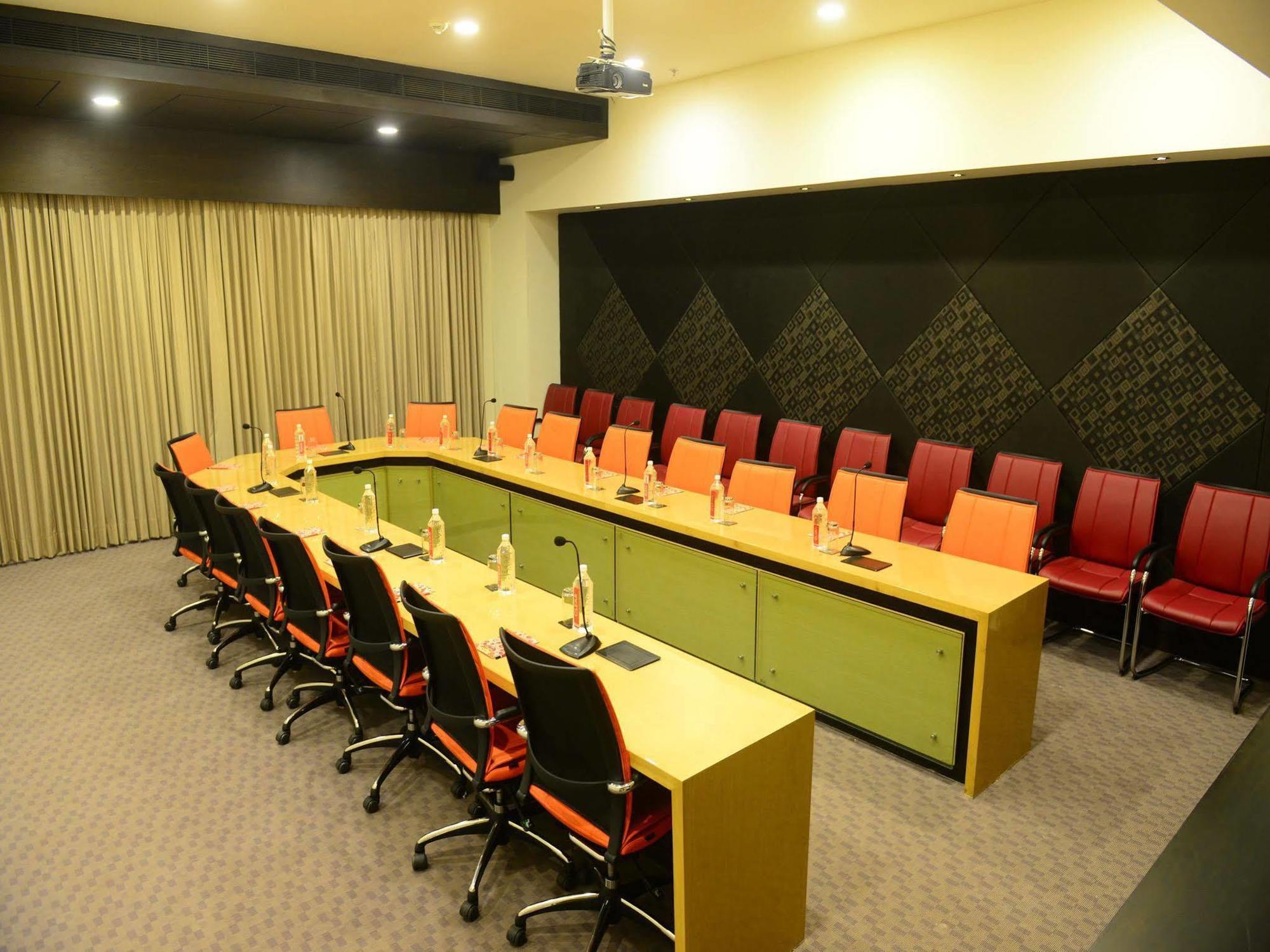 Narayani Heights, Ahmedabad Hotel Екстериор снимка
