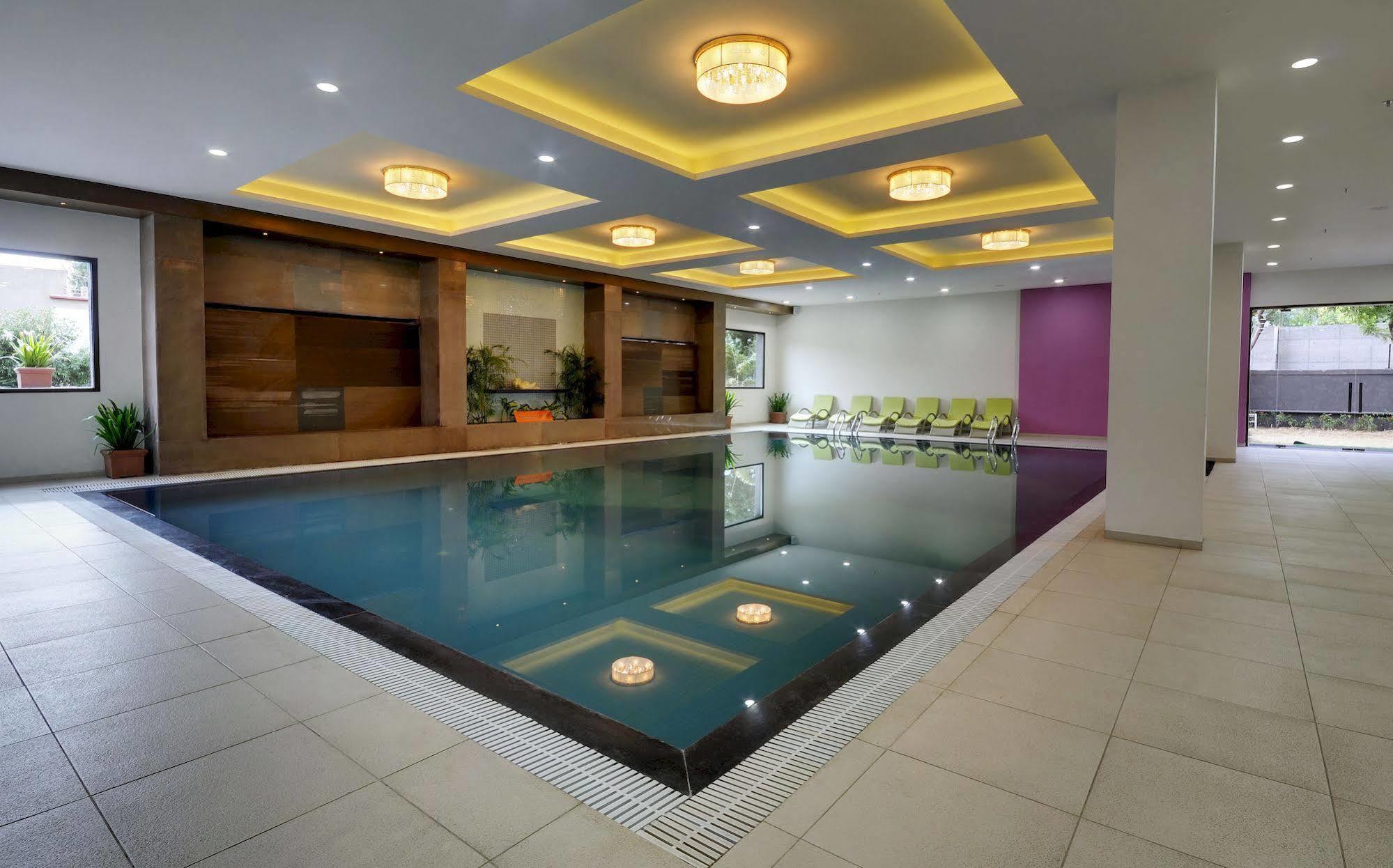 Narayani Heights, Ahmedabad Hotel Екстериор снимка