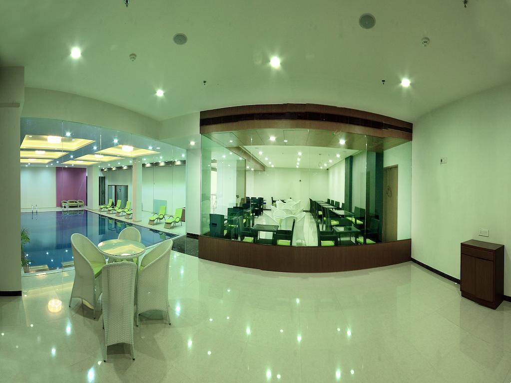 Narayani Heights, Ahmedabad Hotel Екстериор снимка
