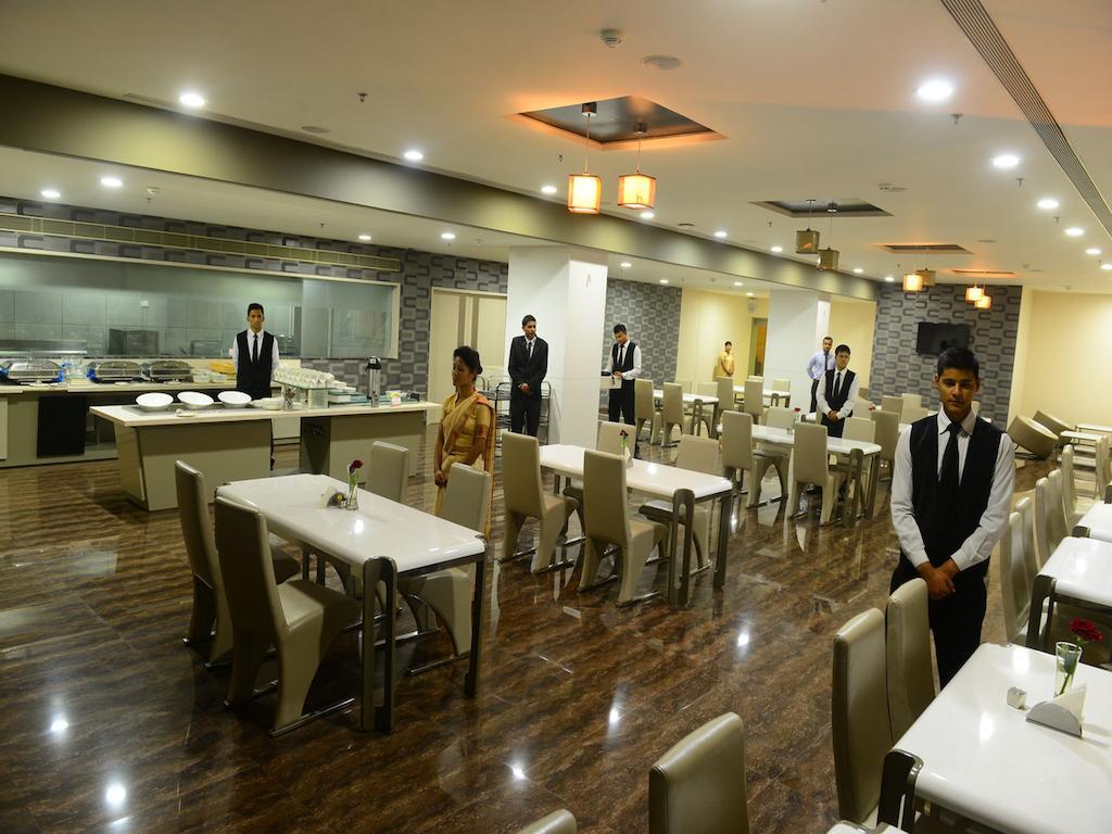 Narayani Heights, Ahmedabad Hotel Екстериор снимка