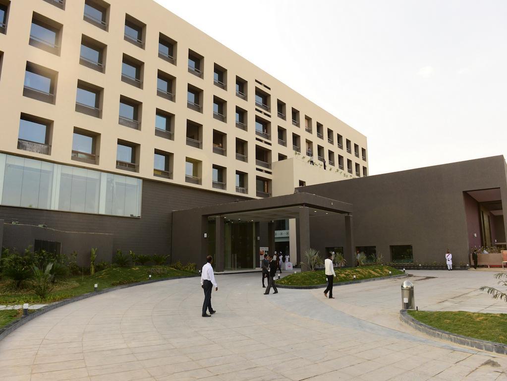 Narayani Heights, Ahmedabad Hotel Екстериор снимка