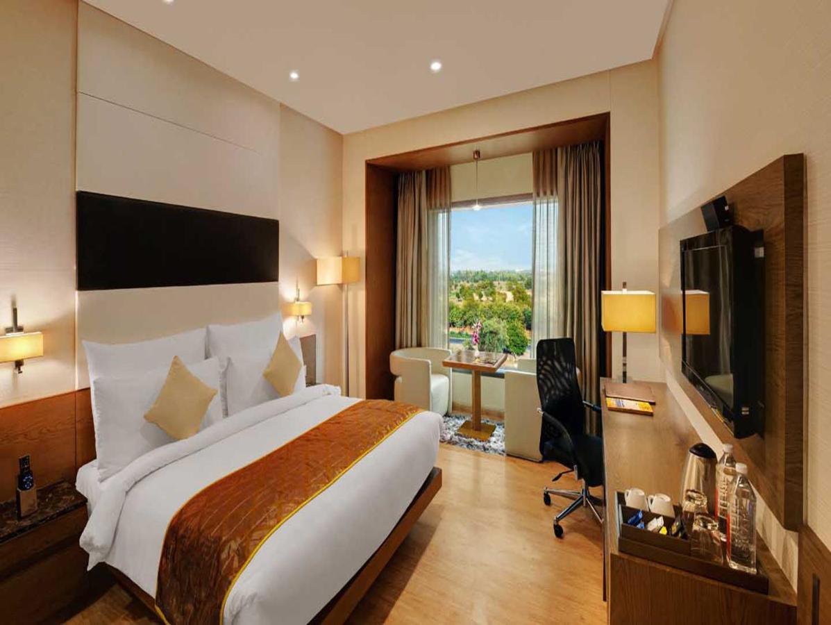 Narayani Heights, Ahmedabad Hotel Стая снимка