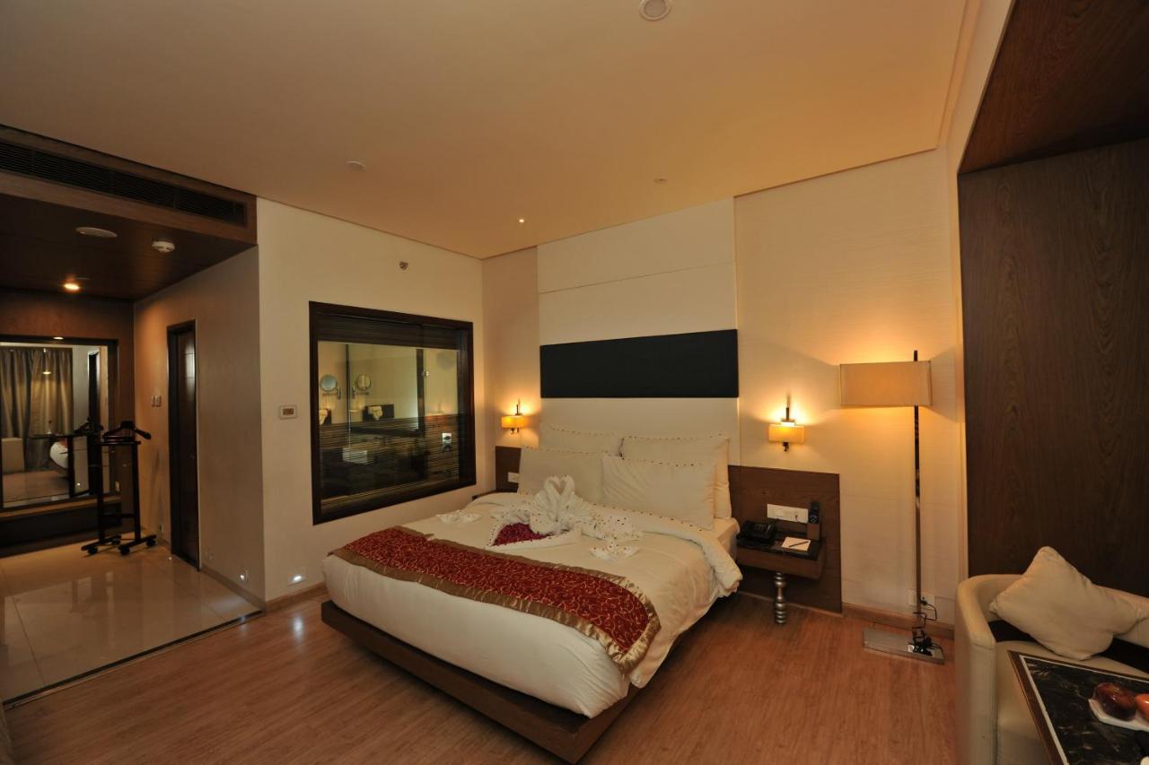 Narayani Heights, Ahmedabad Hotel Екстериор снимка